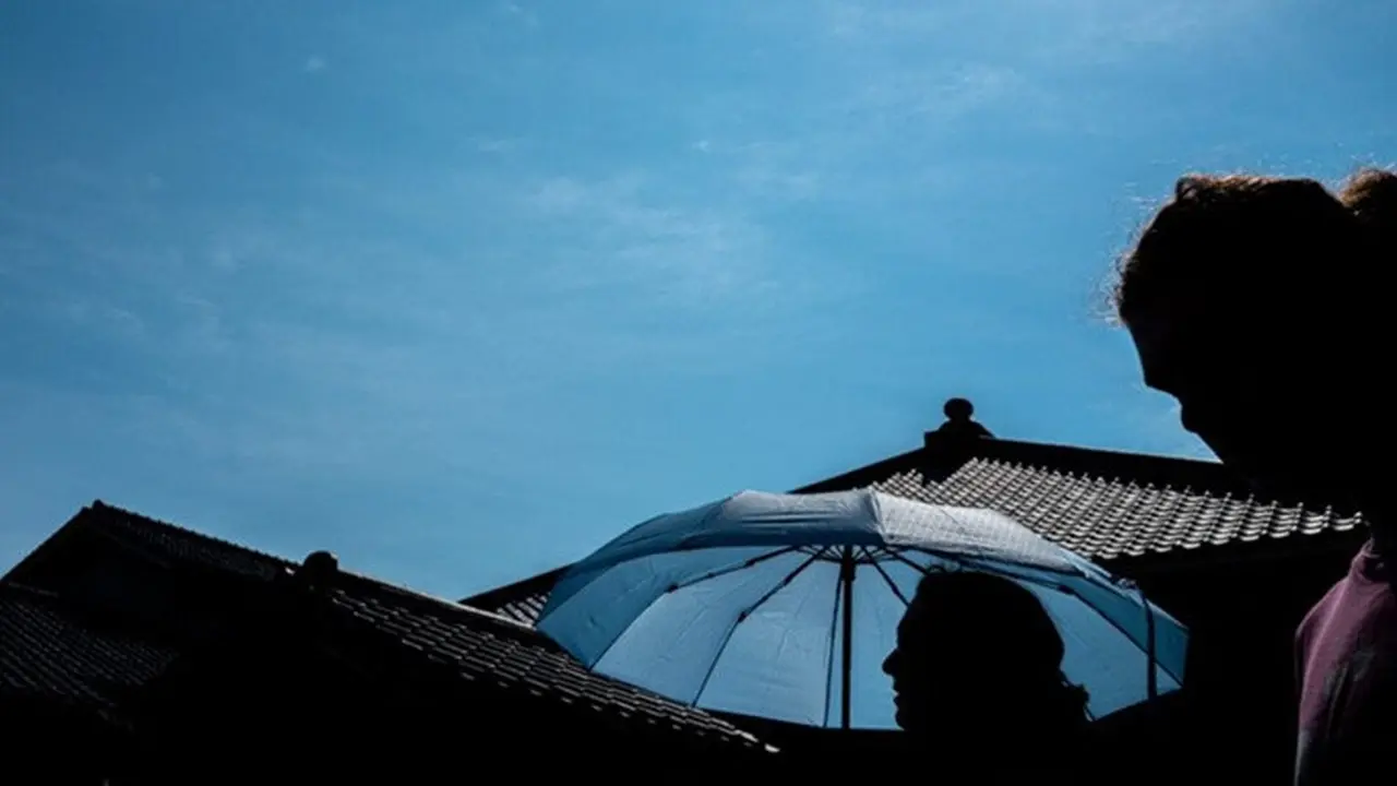 Turis Berlindung dari Terik Matahari di Kuil Sensoji, Tokyo, Jepang, pada 15 Juli 2026.