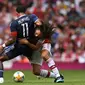 Striker Lyon Memphis Depay (kiri) berjibaku dengan gelandang Arsenal Matteo Guendouzi pada laga Emirates Cup 2019, Minggu (28/7/2019). (AFP/Ben Stansall)