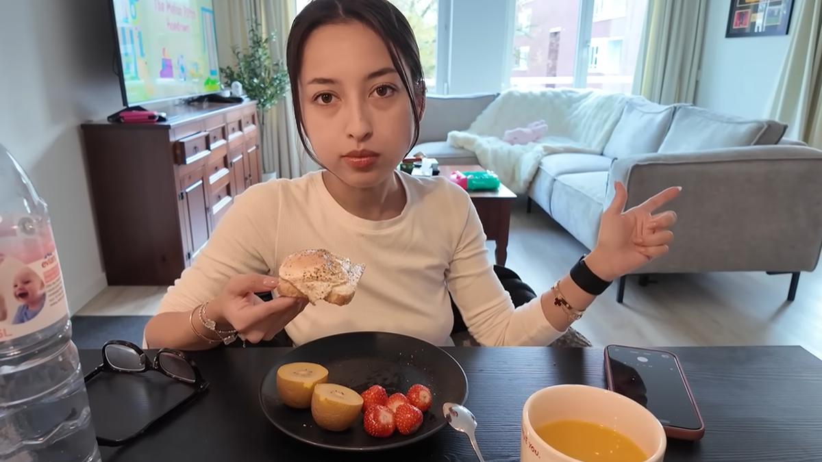 Potret Ruang Keluarga Rumah Jennifer Coppen di Belanda, Tersambung dengan Dapur