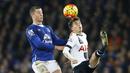 Pemain Tottenham, Tom Carroll berebut bola dengan pemain Everton, Ross Barkley pada lanjutan Liga Premier Inggris di Stadion Goodison Park, Liverpool, Senin(4/1/2016) dini hari WIB. (Reuters/Carl Recine)