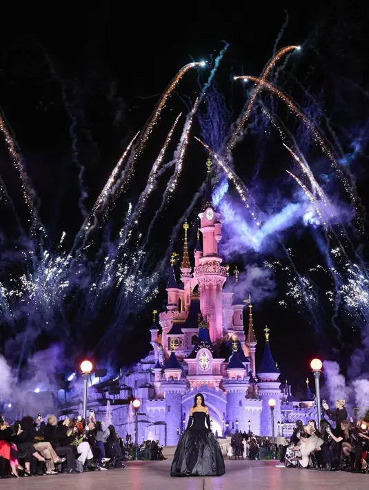 Berlatar kastil Disneyland yang terkenal, Kylie Jenner wujudkan imajinasi puteri dongeng [@kyliejenner]