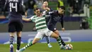 Penyerang Manchester City Kayky berebut bola dengan gelandang Sporting Lisbon Pedro Goncalves pada leg pertama 16 besar Liga Champions 2021/2022 di Estadio Jose Alvalade, Rabu (16/2/2022) dini hari WIB.  Manchester City mampu mengalahkan tuan rumah Sporting CP 5-0. (AP Photo/Armando Franca)