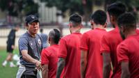 Pelatih Kepala Timnas Indonesia, Shin Tae-yong (kiri) bersalaman dengan pemainnya, Riko Simanjuntak saat latihan perdana Timnas Indonesia yang berlangsung di Stadion PTIK, Jakarta, Senin (20/03/2023) sore WIB. Skuad Garuda rencananya akan melakoni laga FIFA Match Day melawan Burundi pada 25 dan 28 Maret 2023 di Stadion Patriot Candrabhaga, Bekasi. (Bola.com/Bagaskara Lazuardi)
