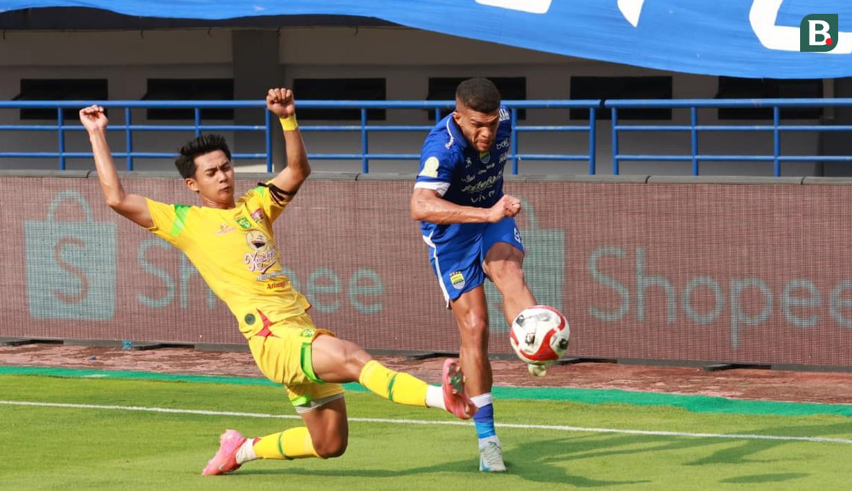 <p>Persib Bandung berhasil menyabet kemenangan dalam laga lanjutan BRI Super League 2025/2026 saat menjamu Persebaya Surabaya di Stadion Gelora Bandung Lautan Api, Bandung, Jumat (12/09/2025). (Bola.com/Erwin Snaz)</p>