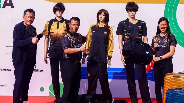 CDM Olimpiade Paris Malaysia Datuk Hamidin Amin (kiri) bersama dengan presiden OCM Tan Sri Norza Zakaria dan Datuk Nicol David (kanan) pada upacara rilis pakaian Malaysia untuk Olimpiade Paris di TRX, KL, (OCM FB)