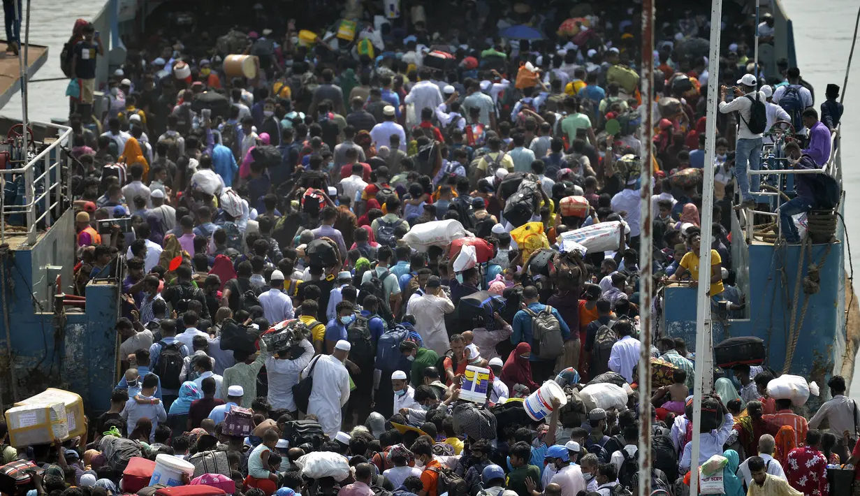 Orang-orang berkerumun saat menaiki kapal feri menuju kampung halaman menjelang perayaan Idul Fitri di tengah pandemi Covid-19 di Munshiganj, Bangladesh pada 9 Mei 2021. Ratusan orang bergegas untuk pulang ke rumah sehingga dapat berkumpul dengan keluarga pada momen Lebaran. (Munir Uz zaman/AFP)