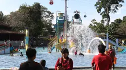 Suasana kolam renang di kawasan Taman Mini Indonesia Indah (TMII) di Jakarta, Kamis (5/5/2022). Pengelola TMII membatasi jumlah pengunjung maksimal 15 ribu orang pada libur Lebaran karena kawasan tersebut masih dalam tahap revitalisasi untuk persiapan G20. (Liputan6.com/Herman Zakharia)