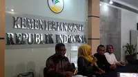 Cak Budi (berkemeja hitam) didampingi Menteri Sosial Khofifah Indar Parawansa di Kantor Kemensos, Jakarta, Kamis (4/5/2017). (Liputan6.com/Devira Prastiwi)