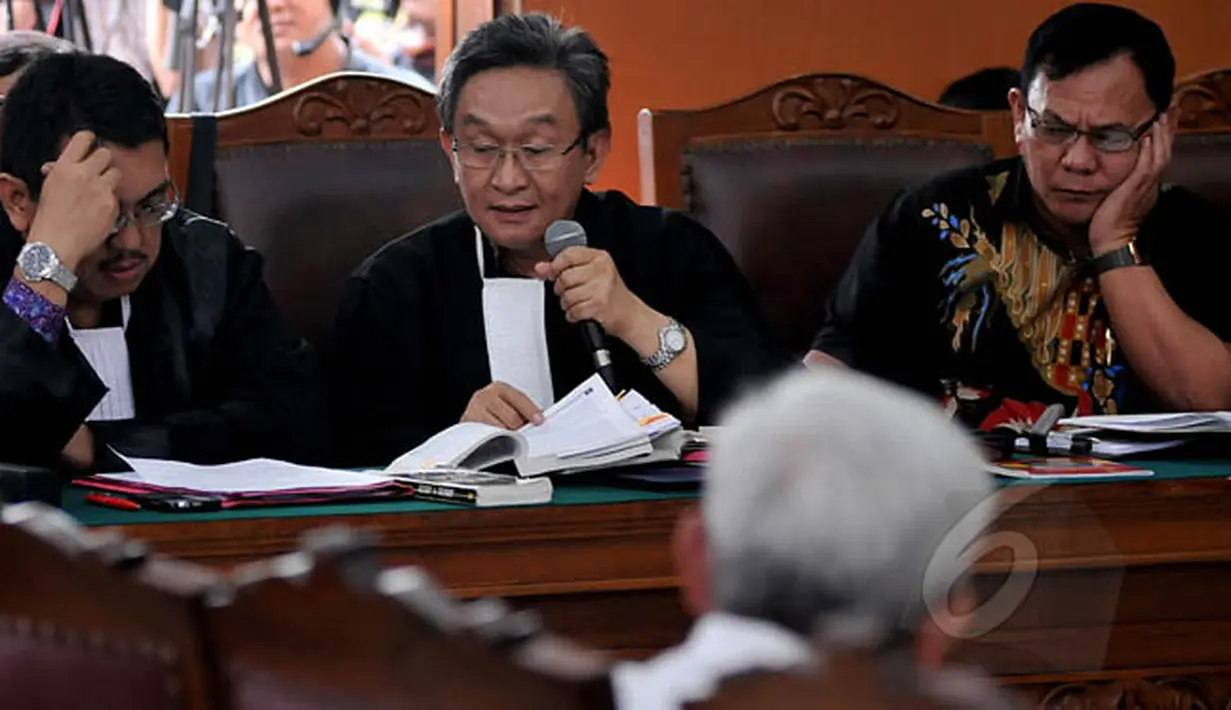 Tim kuasa hukum Budi Gunawan saat memberikan pertanyaan pada saksi dalam sidang praperadilan Komjen Budi Gunawan (BG) terhadap KPK di Pengadilan Negeri Jakarta Selatan, Jumat (13/2/2015). (Liputan6.com/Johan Tallo)