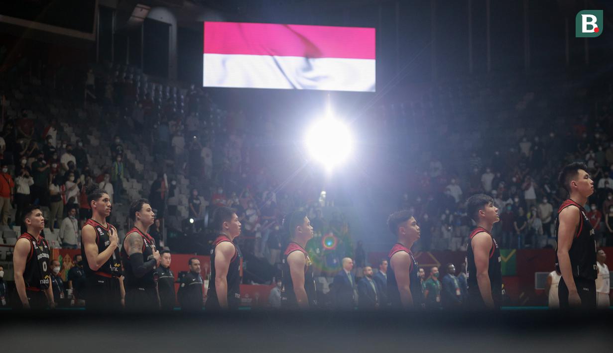 <p>Pemain Timnas Basket Indonesia menyanyikan lagu kebangsaan Indonesia Raya sebelum matchday pertama Grup A FIBA Asia Cup 2022 antara Timnas Arab Saudi melawan Timnas Indonesia di Istora Senayan, Jakarta, Selasa (12/07/2022). (Bola.com/Bagaskara Lazuardi)</p>