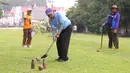 Para peserta olahraga ini tergabung dalam Paguyuban Woodball Tagerang Selatan. Anggota mereka adalah para pensiunan yang berusia 55 sampai 80 tahun. (Bola.com/M Iqbal Ichsan)