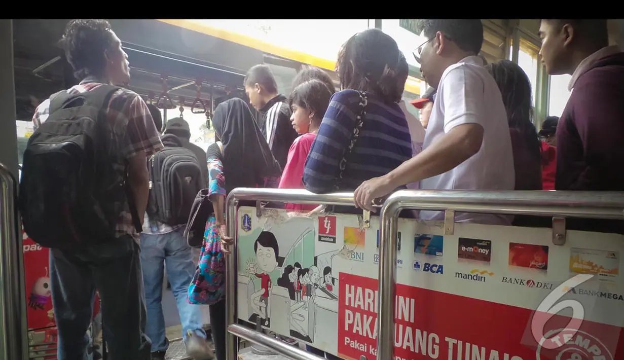 Para penumpang rela antri untuk bisa menaiki bus Transjakarta, Jakarta, Senin (11/8/2014)(Liputan6.com/Faizal Fanani)