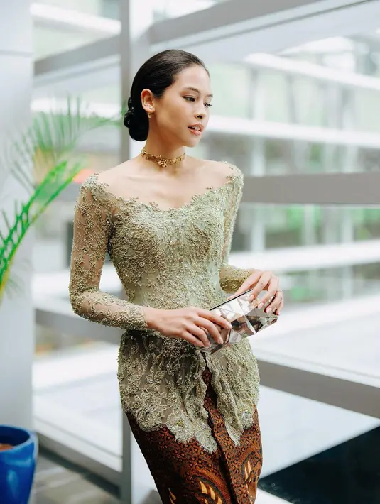 Maudy Ayunda juga cukup sering tampil menjadi bridesmaid dari kerabat terdekatnya. Salah satu penampilan terbarunya sebagai bridesmaid adalah dengan mengenakan kebaya bernuansa kehijauan yang super cantik ini. Kebaya dengan siluet off-the-shoulder ini sangat cantik dengan payet yang berkilauan, dipadukan kain batik cokelat sebagai rok. [Foto: Instagram/maudyayunda]