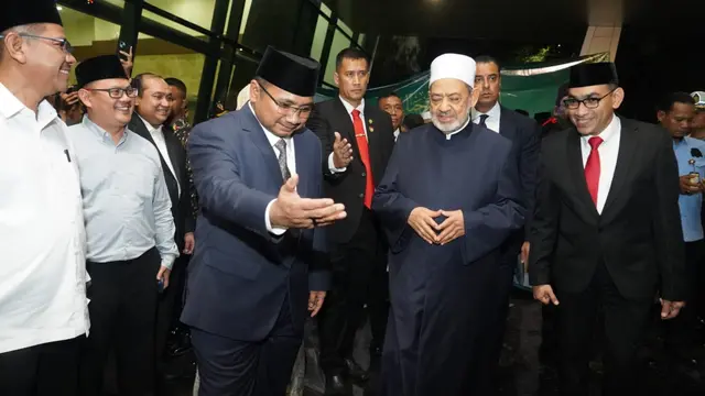 Menteri Agama Republik Indonesia Yaqut Cholil Qoumas menyambut kedatangan Grand Syekh Al Azhar, Imam Akbar Ahmed Al Tayeb di Bandara Soekarno Hatta, Cengkareng, Tangerang.