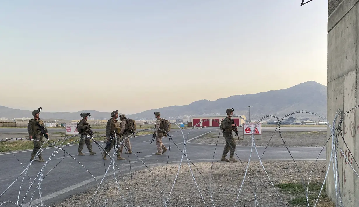 Tentara AS berjaga di sepanjang perimeter di bandara internasional di Kabul, Afghanistan (16/8/2021). Pengambilalihan untuk memastikan keamanan evakuasi para diplomat staf kedutaan besar AS dari ibu kota Afghanistan usai Taliban berhasil menduduki Kabul dan istana kepresidenan. (AP Photo/Shekib Rahm