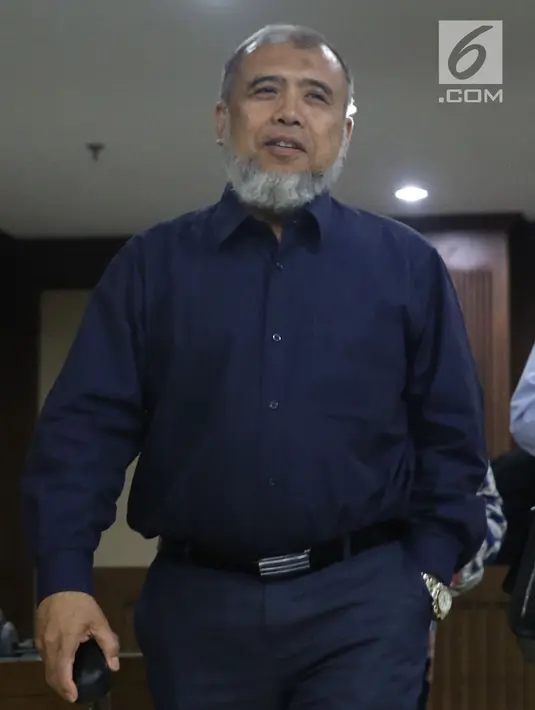 Mantan Hakim Mahkamah Konstitusi, Patrialis Akbar usai mengikuti sidang permohonan PK ke MA di Pengadilan Negeri Jakarta Pusat, Kamis (8/11). Sebelumnya, Patrialis Akbar divonis 8 tahun penjara. (Liputan6.com/Helmi Fithriansyah)