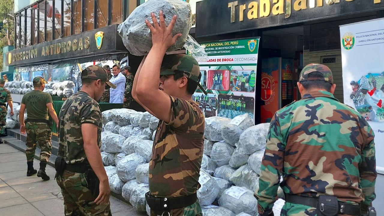 Pemerintah Peru telah berhasil melakukan penyitaan 7,2 ton kokain yang diselundupkan di dalam kiriman lantai kayu.<br>(Foto CARLOS MANDUJANO / AFP) <br>