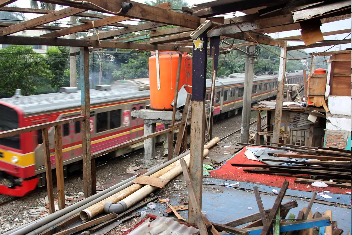 Kena Penggusuran, Warga Rawajati Bongkar Bangunannya Sendiri