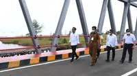 Presiden Jokowi meninjau Jembatan Idano Sibolou di Kabupaten Nias Barat. (Dok Setpres)