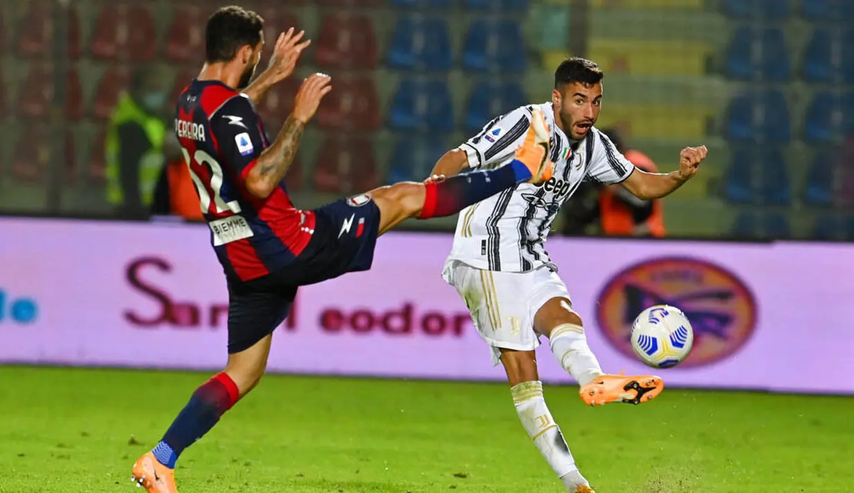 Pemain Juventus, Gianluca Frabotta, melepaskan tendangan saat melawan Crotone pada laga Liga Italia di Stadion Ezio Scida, Minggu (18/10/2020). Kedua tim bermain imbang 0-0. (Francesco Mazzitello/LaPresse via AP)