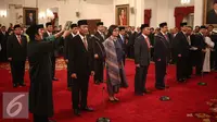 Pelantikan menteri baru hasil perombakan kabinet jilid II di di Istana Negara, Jakarta, Rabu (27/7). Wajah baru dalam reshuffle jilid II diantaranya Wiranto dan Sri Mulyani. (Liputan6.com/Faizal Fanani)