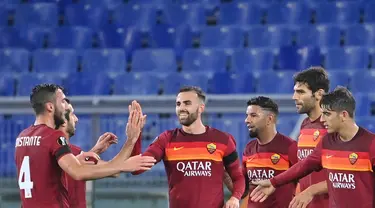 Penyerang AS Roma, Borja Mayoral (tengah) berselebrasi dengan rekan-rekannya usai mencetak gol ke gawang CFR Cluj pada pertandingan grup A Liga Europa di di Stadion Olimpiade di Roma (5/11/2020). AS Roma menang telak 5-0 atas CFR Cluj. (AFP/Alberto Pizzoli)