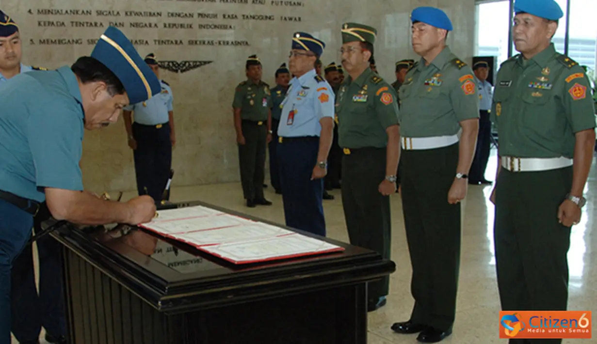 Citizen6, Cilangkap: Sertijab tersebut didasarkan pada Surat Perintah Panglima TNI Nomor Sprin/2031/IX/2012 tanggal 27 September 2012 dan Surat Perintah Panglima TNI Nomor Sprin 2032/IX/2012 tanggal 27 September 2012. (Pengirim: Badarudin Bakri) 