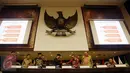 Ketua MPR Zulkifli Hasan berjabat tangan dengan Ketua Badan Koordinasi Masyarakat Sumatera bagian Selatan (BKMS), Jimly Asshidiqie bersama empat gubernur saat menghadiri  Sosialisasi 4 Pilar MPR di Jakarta, Senin (6/3). (Liputan6.com/Johan Tallo)