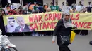 Sejumlah demonstran melakukan unjuk rasa menentang eksekusi mati Syeikh Nimr di depan Kedubes Arab Saudi, Jakarta, Senin (4/1/2015). Mereka menuntut Pemerintah Saudi untuk menghentikan semua eksekusi mati para tahanan politik.(Liputan6.com/Helmi Afandi)