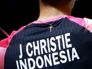 Tunggal putra Indonesia, Jonatan Christie, memakai kalung saat melawan Chico Aura Dwi Wardoyo pada partai final tunggal putra Indonesia Masters 2023 di Istora Gelora Bung Karno, Senayan, Jakarta, Minggu (29/1/2023). Jojo sukses mengunci gelar juara setelah menaklukkan Chico dua game langsung dengan skor 21-15, 21-13. (Bola.com/M Iqbal Ichsan)