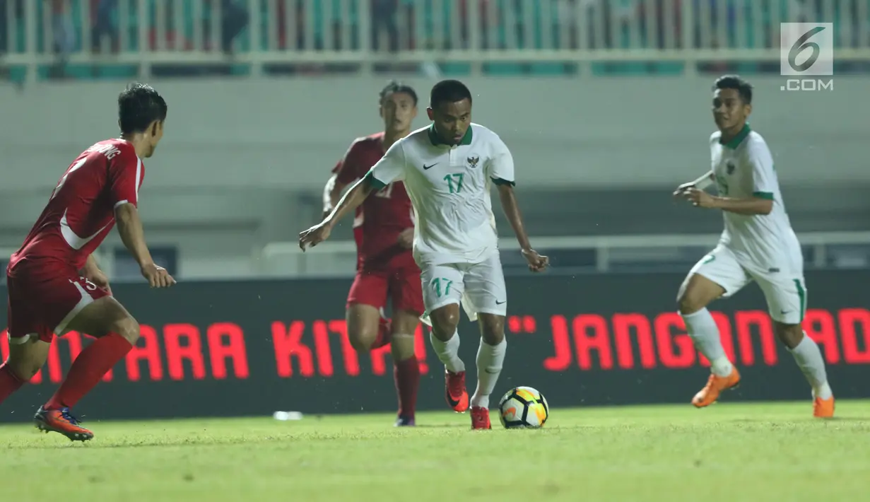 Gelandang Indonesia U-23, Saddil Ramdani (kedua kanan) mencoba menembus kawalan pemain Korea Utara pada laga PSSI Anniversary Cup 2018 di Stadion Pakansari, Kab Bogor, Senin (30/4). Babak pertama imbang 0-0. (Liputan6.com/Helmi Fithriansyah)