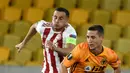 Gelandang Wolverhampton Wanderers, Daniel Podence berlari mengejar bola saat menghadapi Olympiakos pada leg kedua babak 16 besar Liga Europa di Molineux Stadium, Kamis (6/8/2020). Wolverhampton menumbangkan Olympiakos dengan skor 1-0. (AP Photo/Rui Vieira)