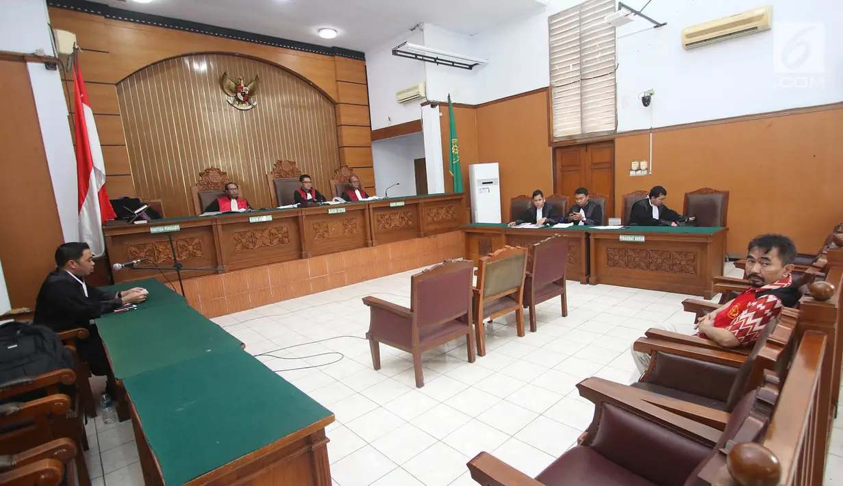 Gatot Brajamusti saat menunggu sidang perdana kasus tindakan asusila di Pengadilan Negeri Jakarta Selatan, Kamis (12/10). Sebelumnya dia telah didakwa dalam perkara kepemilikan hewan langka dan senjata api. (Liputan6.com/Immanuel Antonius)