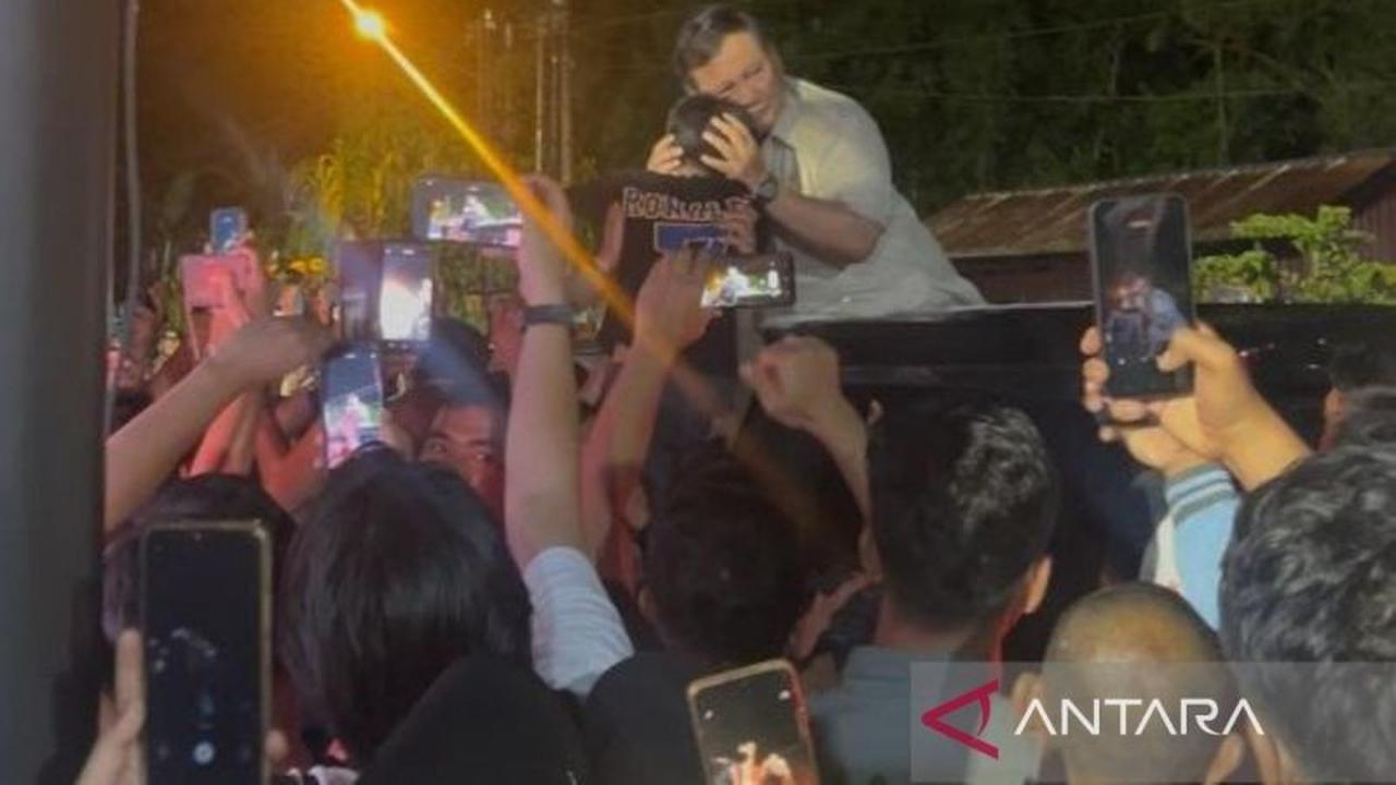 Momen Haru Kunjungan Prabowo ke Pengungsian Batu Hula: Peluk Anak Kecil dari Atas Mobil