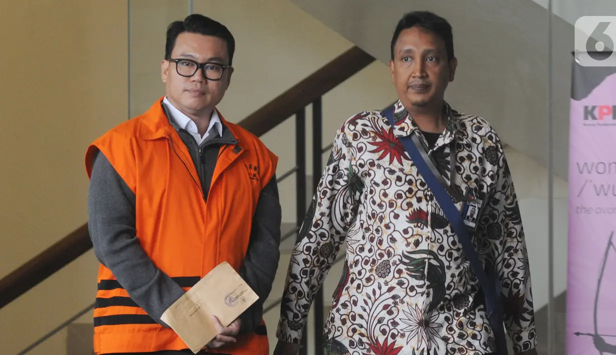 Direktur Utama Perum Perikanan Indonesia, Risyanto Suanda (kiri) usai menjalani pemeriksaan lanjutan oleh penyidik di Gedung KPK, Jakarta, Jumat (1/11/2019). Risyanto diperiksa sebagai tersangka terkait suap izin kuota impor ikan frozen pacific mackerel atau ikan salem. (merdeka.com/Dwi Narwoko)
