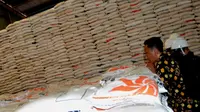 Perum Bulog Bengkulu melempar ribuan ton beras kualitas Premium 15 persen ke pasar menjelang natal dan tahun baru 2019 (Liputan6.com/Yuliardi Hardjo)