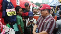 Komisioner Ombudsman Republik Indonesia (ORI), Adrianus Meliala berbincang dengan PKL saat blusukan di Tanah Abang Jakarta, Rabu (17/1). (Liputan6.com/Angga Yuniar)