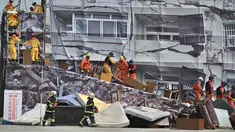 Tim penyelamat menggeledah bangunan tiruan yang runtuh saat latihan pertahanan sipil meniru serangan China di Taichung, Taiwan, Kamis (13/4/2023). Lebih dari 1.000 orang ikut serta dalam latihan yang diselenggarakan oleh Pemerintah Taichung. (Sam Yeh/AFP)