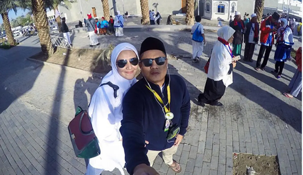 "Selamat Tahun Baru dari kita berdua. Alhamdulilah terima kasih ya Allah untuk indah dan nikmatnya 2015. Bismillah Tahun 2016 akan lebih berkah dan baik. Aminnnn❤️" tulis Selena yang dapat ribuan likes. (Instagram/@selenalesandra)