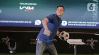 Pemain sepak bola dunia, Mesut Ozil, melempar bola saat konferensi pers di kantor Kementerian dan Pariwisata dan Ekonomi Kreatif (Kemenparekraf), Jakarta, Rabu (25/5/2022). Dalam kunjungan ke Indonesia ini, Mesut Ozil juga bakal melakukan kegiatan pelatihan sejumlah anak-anak kurang mampu yang memiliki talenta di bidang sepak bola. (Liputan6.com/Faizal Fanani)