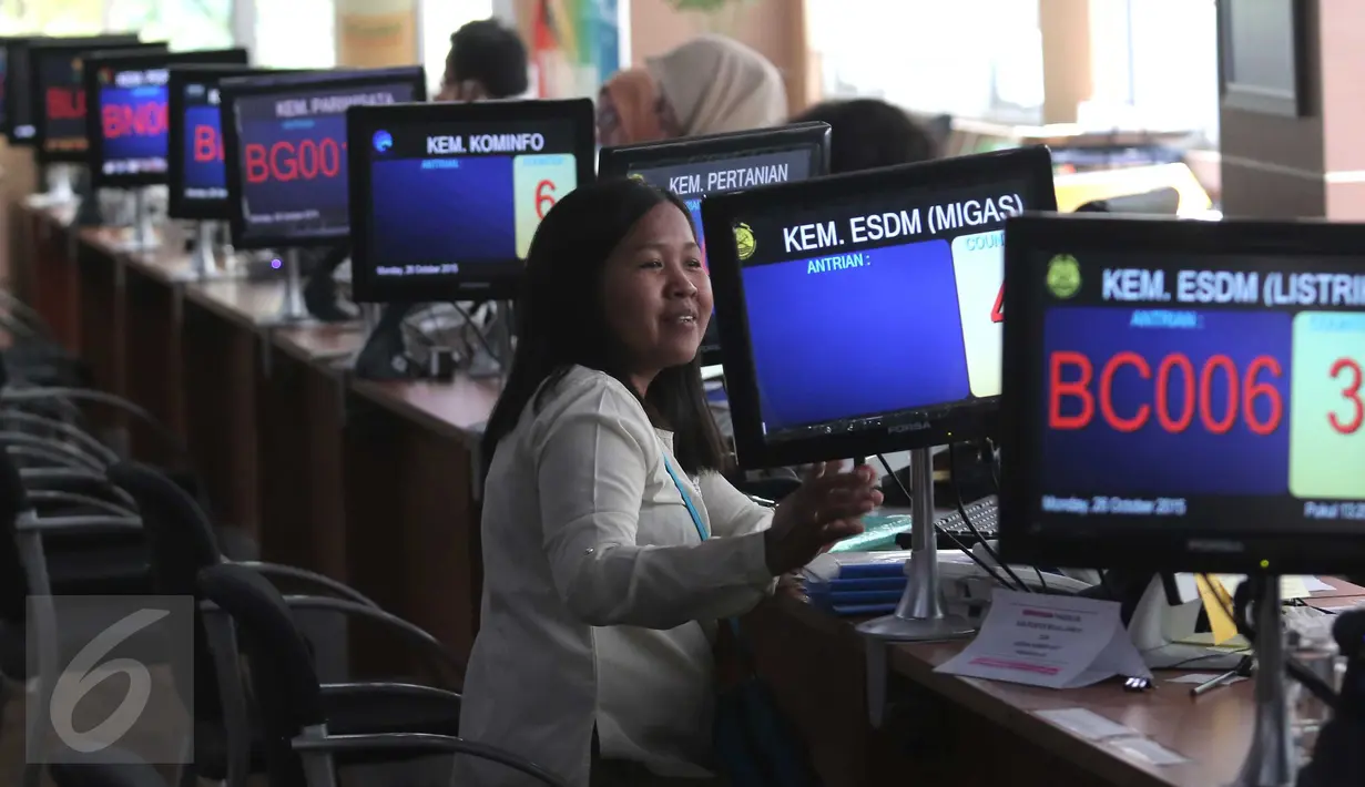 Seorang konsumen saat berada di loket Migas kantor BKPM, Jakarta, Senin (26/10/2015). Pelayanan Terpadu Satu Pintu (PTSP) merupakan komitmen pemerintah demi memberikan pelayanan prima dan cepat kepada investor. (Liputan6.com/Angga Yuniar)