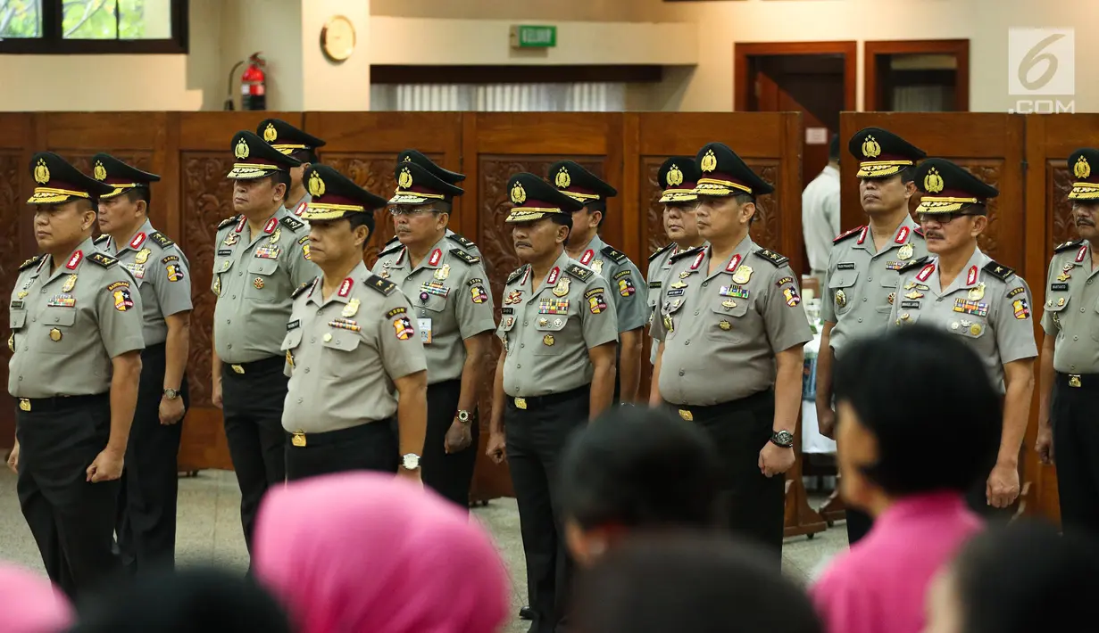 Perwira tinggi Polri mengikuti upacara kenaikan pangkat yang dipimpin oleh Kapolri Jenderal Tito Karnavian di Rupatama Mabes Polri, Jumat (21/7). Delapan polisi berpangkat Kombes mendapat kenaikan pangkat menjadi Brigjen. (Liputan6.com/Faizal Fanani)