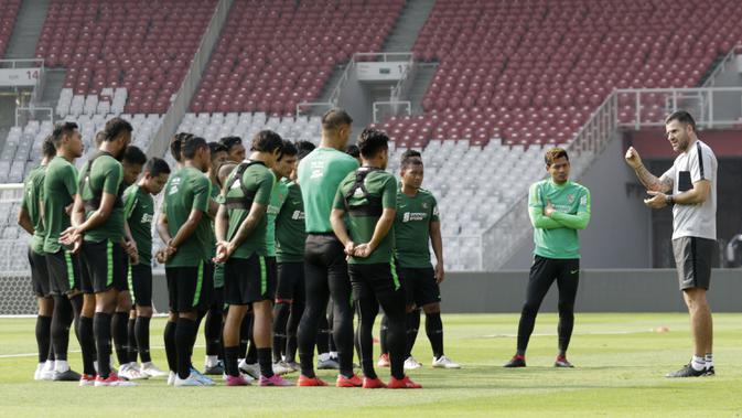 Pelatih Timnas Indonesia, Simon McMenemy, memberikan arahan kepada anak asuhnya saat latihan jelang laga Kualifikasi Piala Dunia 2022 di SUGBK, Jakarta, Rabu (2/10). Indonesia akan berhadapan dengan Uni Emirat Arab. (Bola.com/M Iqbal Ichsan)