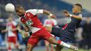 Striker Paris Saint-Germain, Kylian Mbappe (kanan) berebut bola dengan bek AS Monaco, Djibril Sidibe dalam laga final Coupe de France 2020/2021 di Stade de France, Paris, Rabu (19/5/2021). PSG menang 2-0 dan menjadi juara. (AP/Christophe Ena)