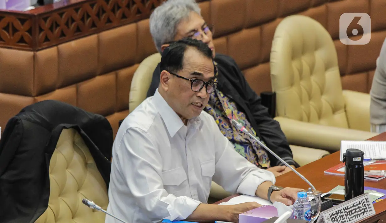 Menteri Perhubungan Budi Karya Sumadi (kiri) mengikuti Rapat Kerja/Rapat Dengar Pendapat bersama Menteri PUPR, Kepala BMKG, serta kepala Bdan Nasional Pencarian dan Pertolongan (BASARNAS) dengan Komisi V DPR RI di Kompleks Parlemen, Senayan, Jakarta, Rabu (15/2/23). Rapat membahas evaluasi terhadap pelaksanaan Angkutan Libur Natal 2022 dan Tahun Baru 2023. (Liputan6.com/Faizal Fanani)