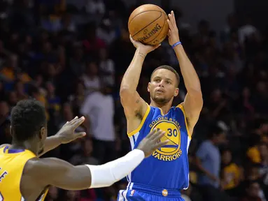 Pemain Golden State Warriors, Stephen Curry melepaskan tembakan saat dihadang pemain LA Lakers, Julius Randle (kiri) pada laga NBA preseason di Valley View Casino Center, San Dieg, Kamis (20/10/2016). (Reuters/Jake Roth-USA TODAY Sports)