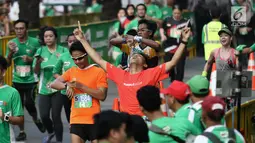Ekpresi peserta Lomba lari MILO Jakarta International 10K 2017 saat sampai di garis finis, Jakarta, Minggu (23/7). MILO Jakarta International 10K 2017 melombakan tiga kategori yakni 10K, 5K dan Family Run 1,7K. (Liputan6.com/Faizal Fanani)