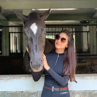 Sukses di dunia entertain sejak 16 tahun, kini Nabila Syakieb sering menghabiskan waktunya dengan berkuda. [Foto: IG/nsyakieb85].