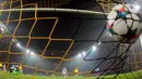 Kiper Dortmund, Roman Weidenfeller gagal menghalau tendangan penyerang Juventus Carlos Tevez di leg kedua 16 besar Liga Champions di Stadion Signal Iduna Park, German (18/3/15). Juventus menang 3-0 atas Borussia Dortmund. (Reuters/Ina Fassbender)