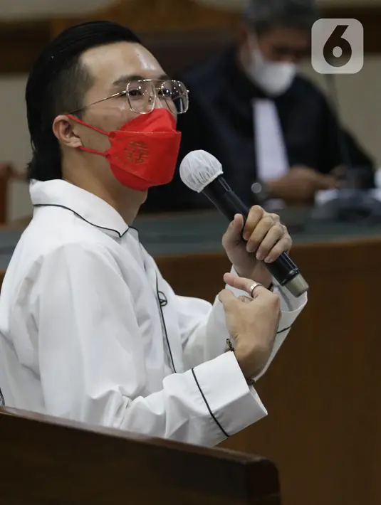 dr Tirta Mandira Hudhi saat menjadi saksi dalam persidangan lanjutan dugaan pengancaman dengan terdakwa I Gede Aryastina alias Jerinx SID di Pengadilan Negeri Jakarta Pusat, Rabu (9/2/2022). dr Tirta menjadi saksi yang meringankan terdakwa. (Liputan6.com/Helmi Fithriansyah)